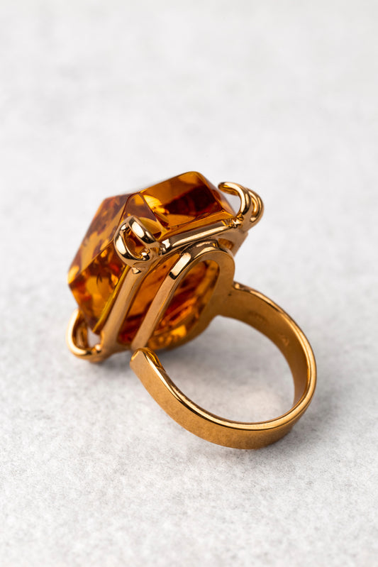 Paauksuotas gintarinis žiedas su konjako spalvos gintaru „Royale Tenebris Annulum“