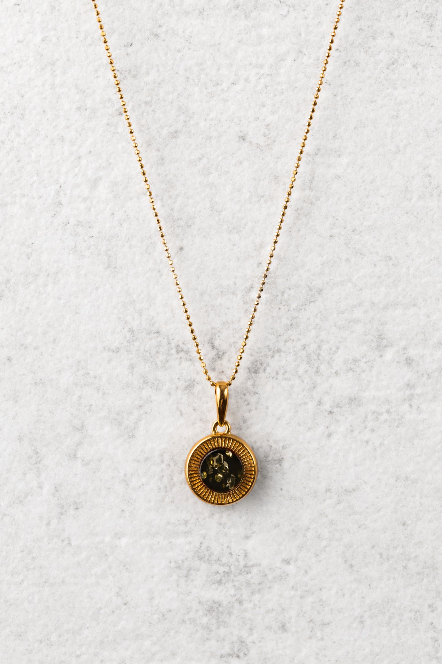 Paauksuotas gintarinis pakabukas su žaliuoju gintaru „Aurora Baltica Gold“