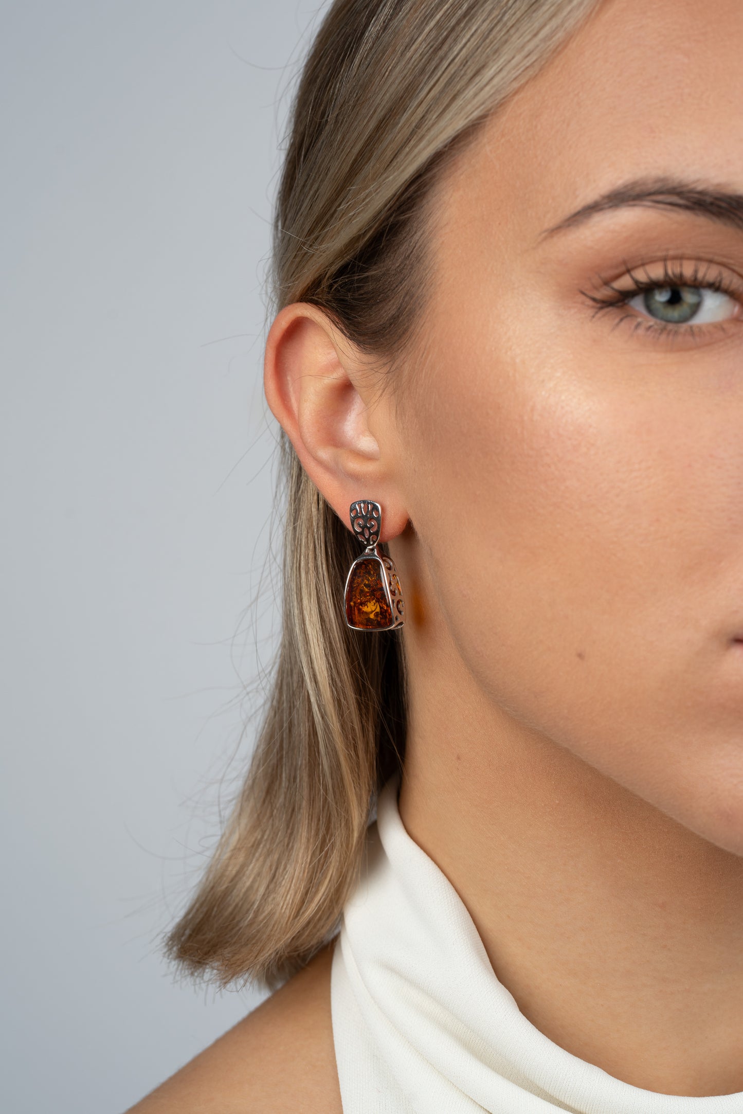 Elegantiški sidabriniai auskarai su medaus spalvos gintaru „Spiritus Ambrae“