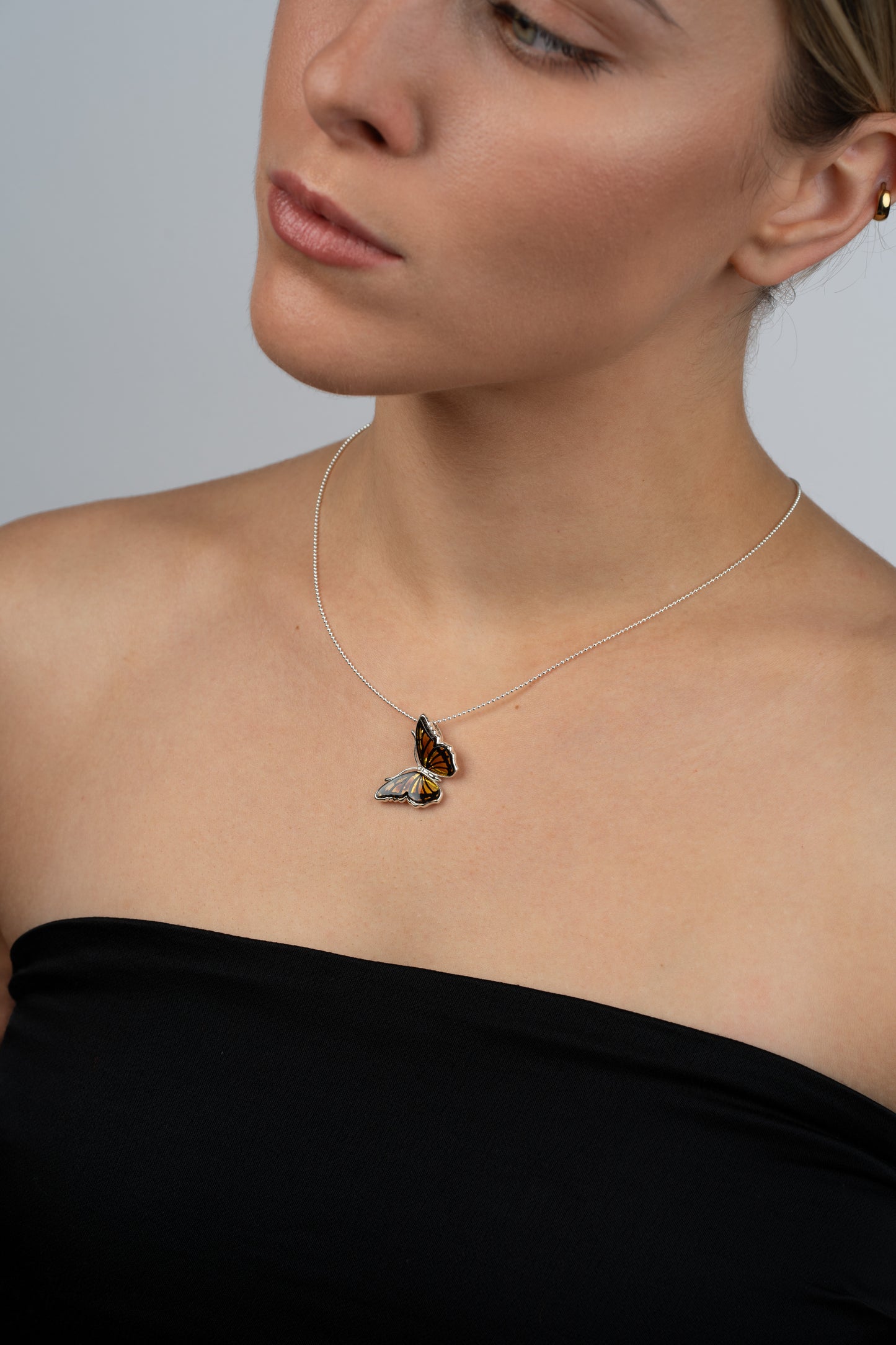 Sterling Silver Pendant With Transparent Honey-Colored Amber “Alae Solis”