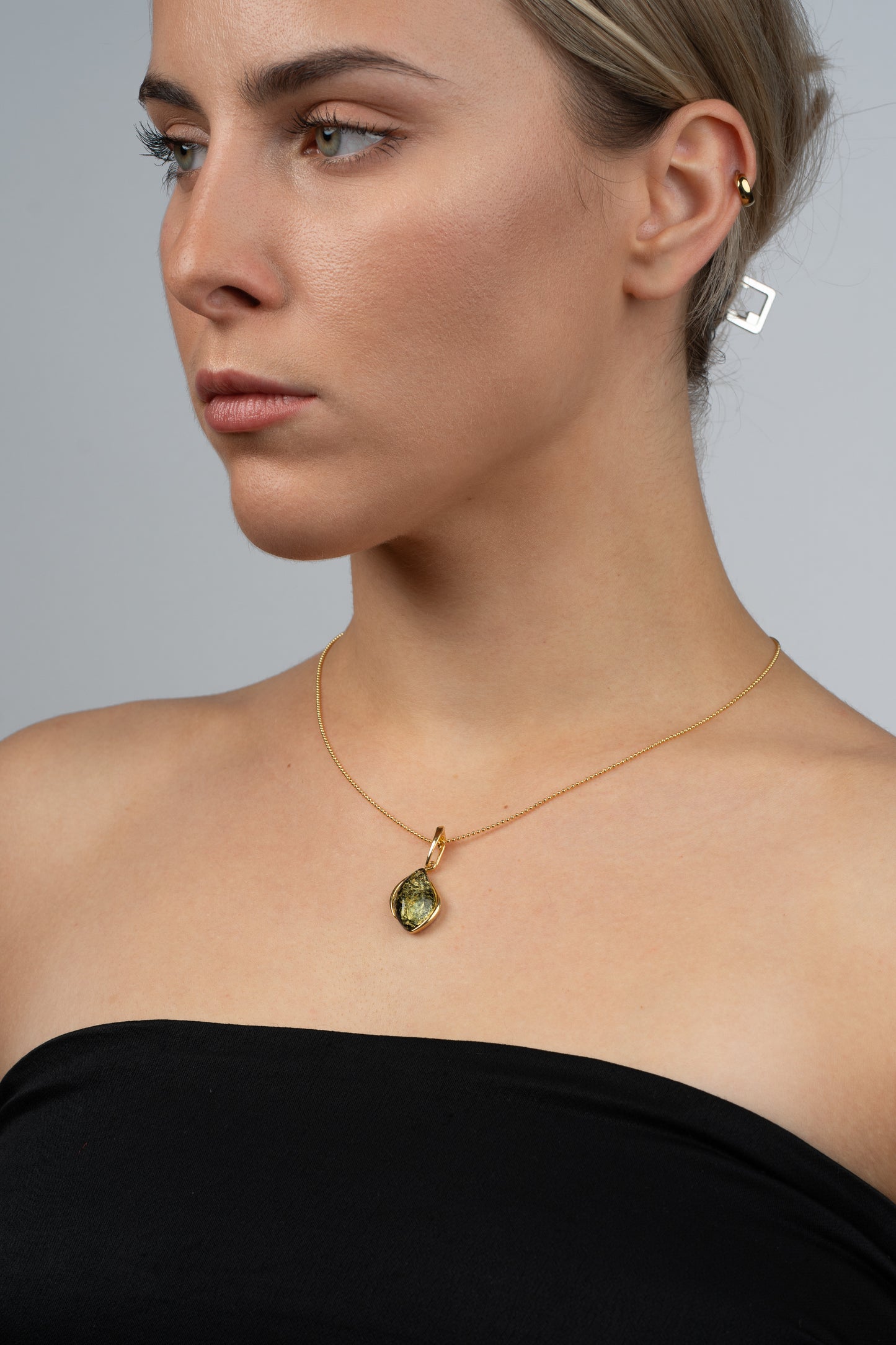 Paauksuotas gintarinis pakabukas su žaliuoju gintaru „Flamma Viridis“