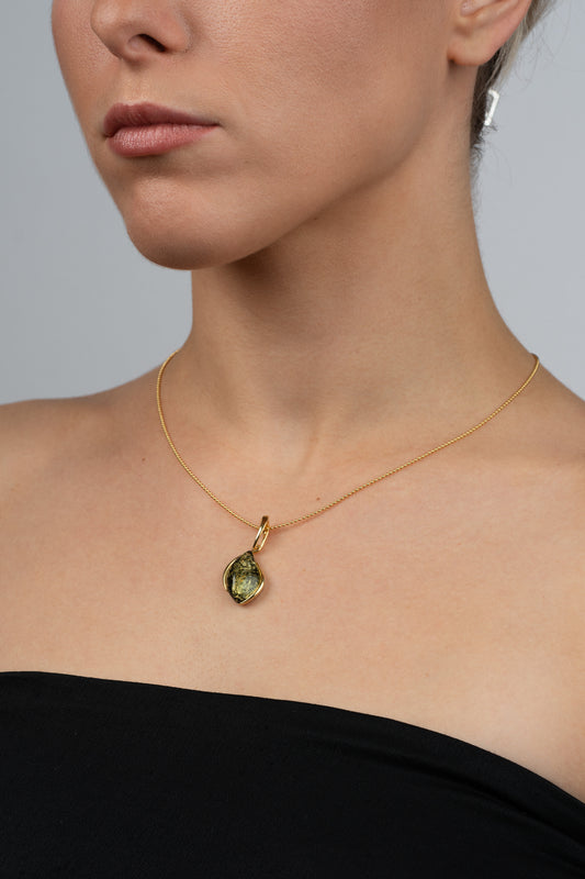 Paauksuotas gintarinis pakabukas su žaliuoju gintaru „Flamma Viridis“