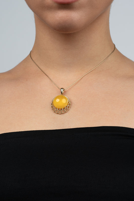 Paauksuotas gintarinis pakabukas su geltonuoju gintaru „Corona Mellis“