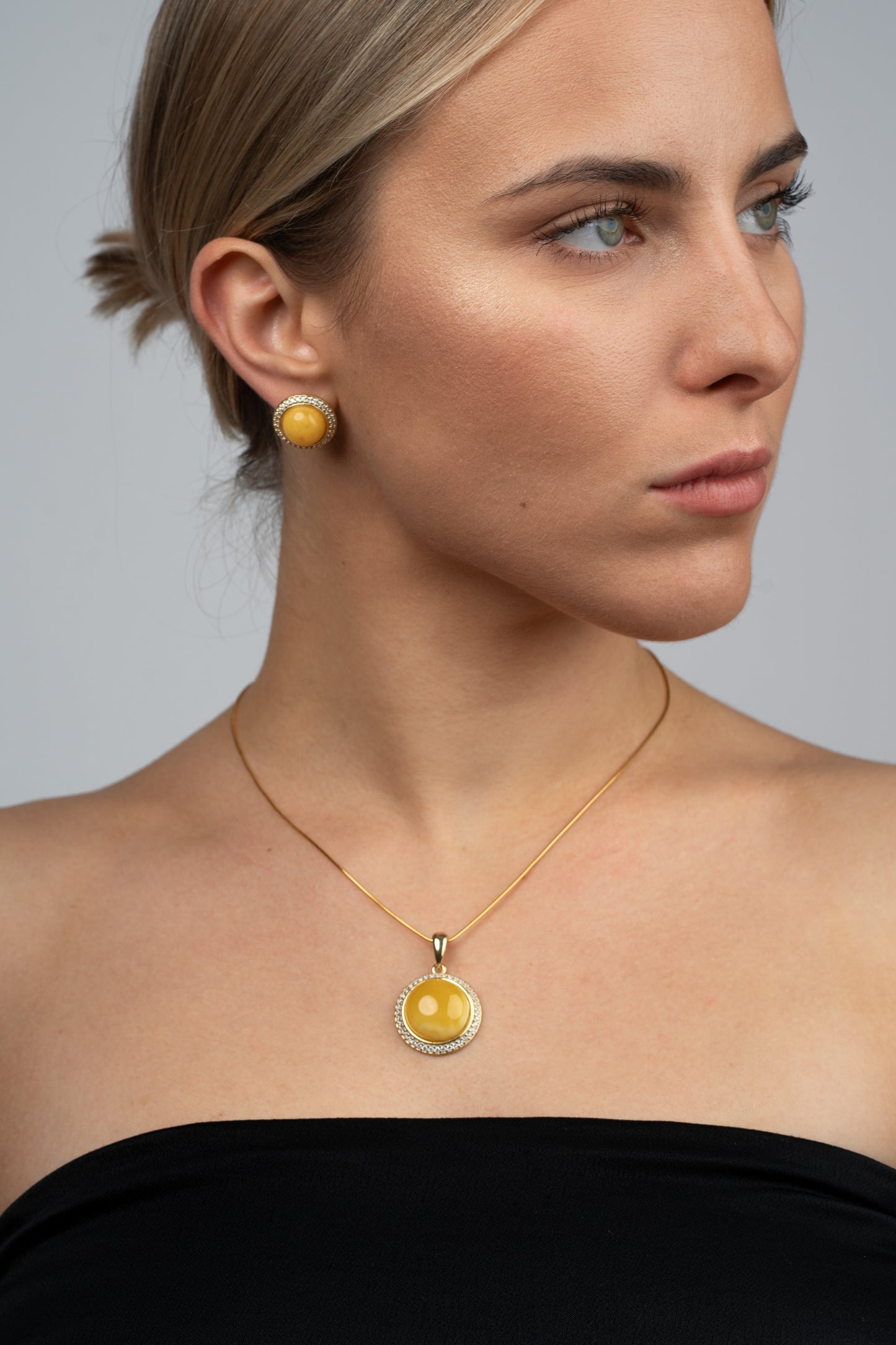 Gold-Plated Elegant Pendant with Yellow Amber "Orbis Aurum"