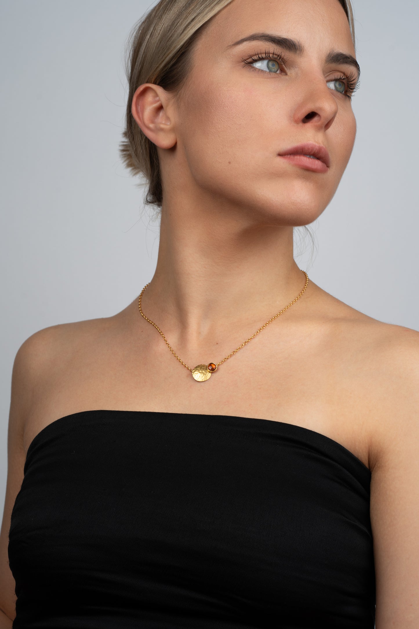 Paauksuotas medaus spalvos gintaro pakabukas „Crusta Lucis“