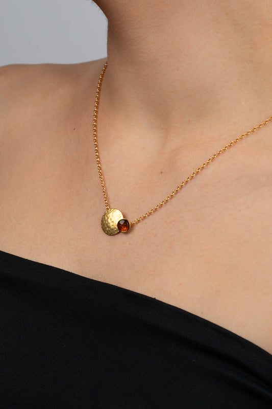 Paauksuotas medaus spalvos gintaro pakabukas „Crusta Lucis“