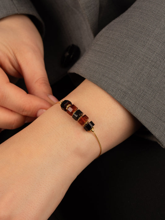 Paauksuota medaus ir vyšninė gintarinė apyrankė „Tenebra et Lux“