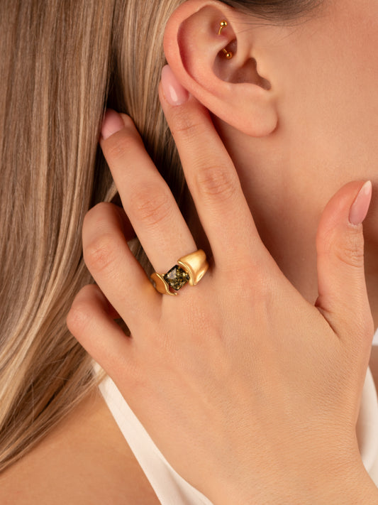 Modernus paauksuotas gintaro žiedas su žaliu gintaru „Aurum Silvae“