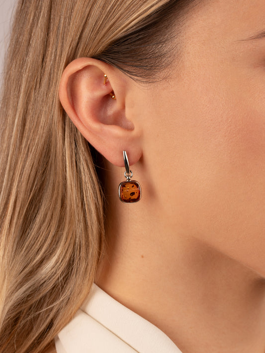 Sidabriniai gintariniai auskarai su konjako spalvos gintaru „Quadrum Aureum“