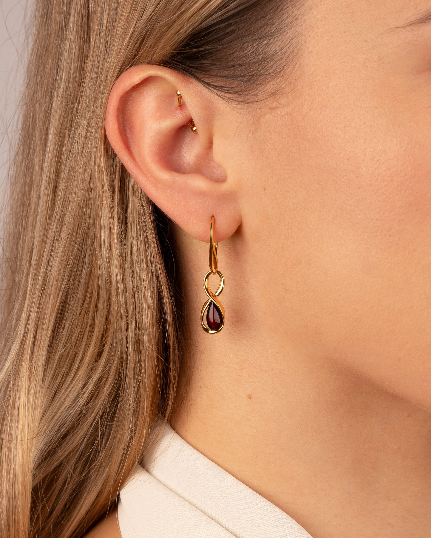 Gold-Plated Earrings with Cherry-Colored Amber "Infinitas Noctis"