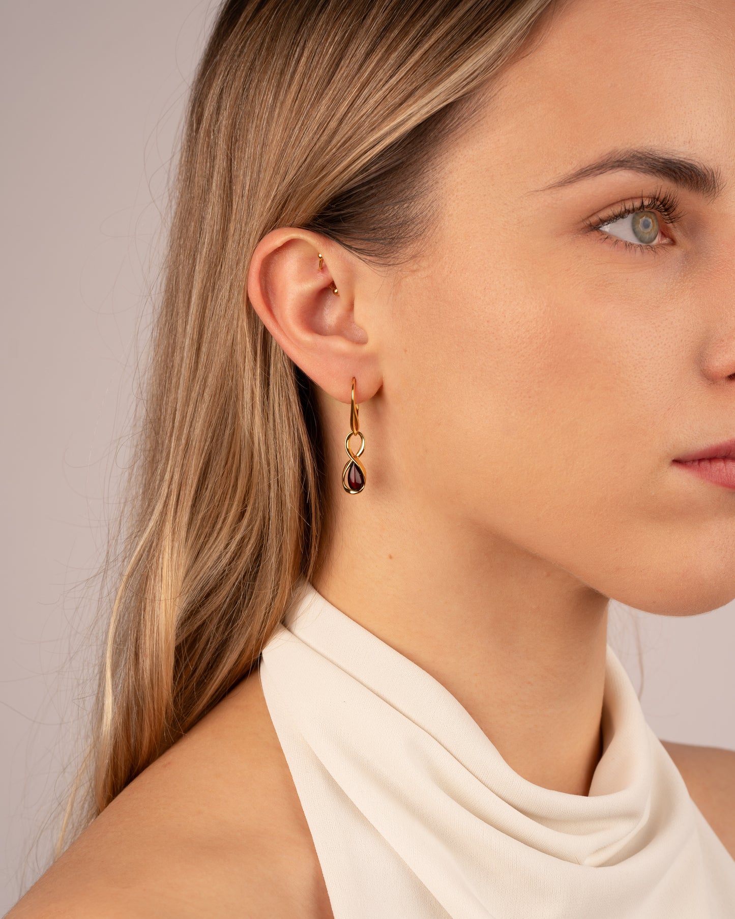 Gold-Plated Earrings with Cherry-Colored Amber "Infinitas Noctis"