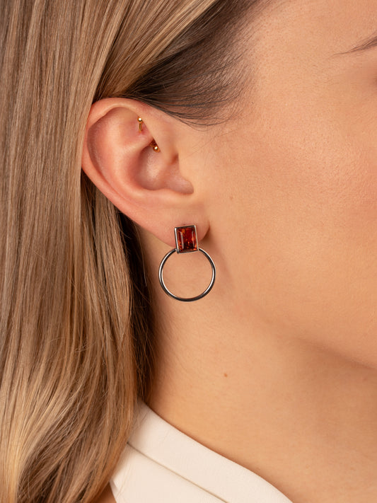 Sidabriniai auskarai su konjako spalvos gintaru „Quadrum Solaris“