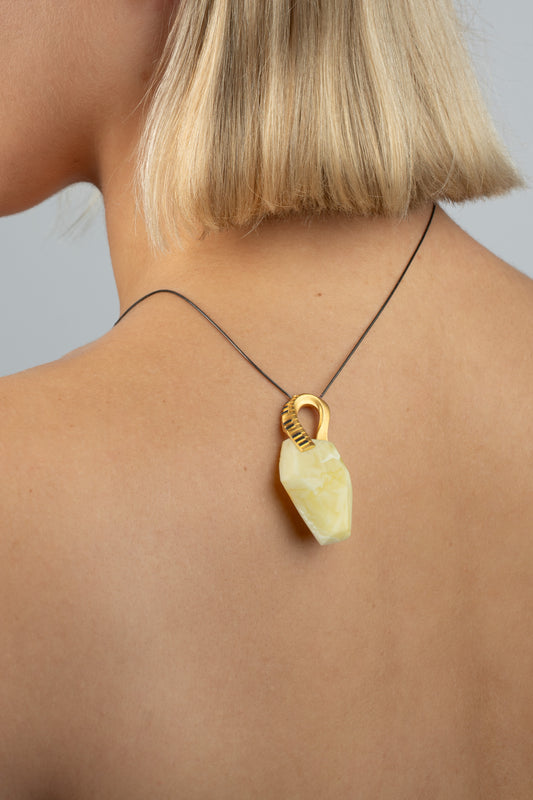 Paauksuotas gintarinis pakabukas su pieniškos spalvos gintaru „Pianinum Imperfectum“