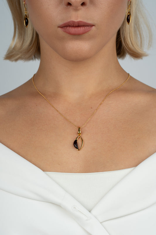 Paauksuotas gintarinis pakabukas su vyšninės spalvos gintaru "Lacrima Ventus"