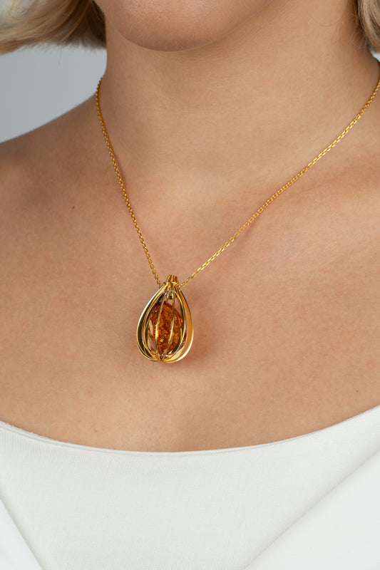 Paauksuotas gintarinis pakabukas su medaus spalvos gintaru „Lux Interior“