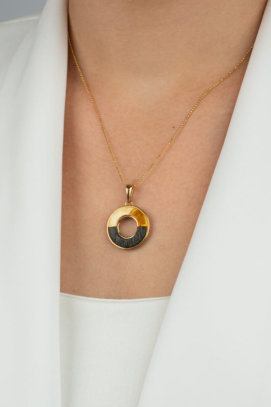 Paauksuotas gintarinis pakabukas su degintu juoduju ąžuolu „Arcus Solis“