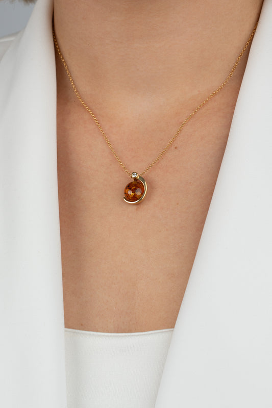 Paauksuotas gintarinis pakabukas su medaus spalvos gintaru "Astra Aurea"