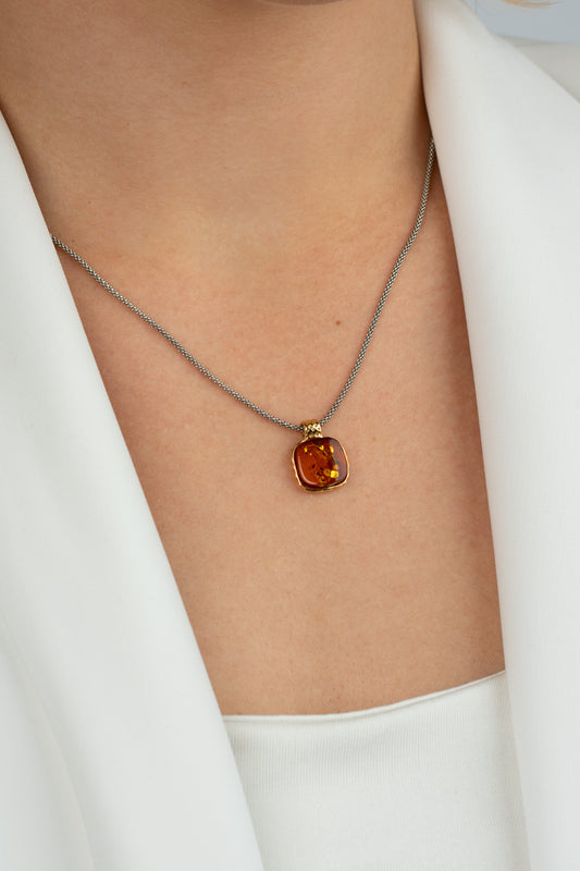 Sidabrinis gintarinis pakabukas su medaus gintaru "Serenum Ignis"