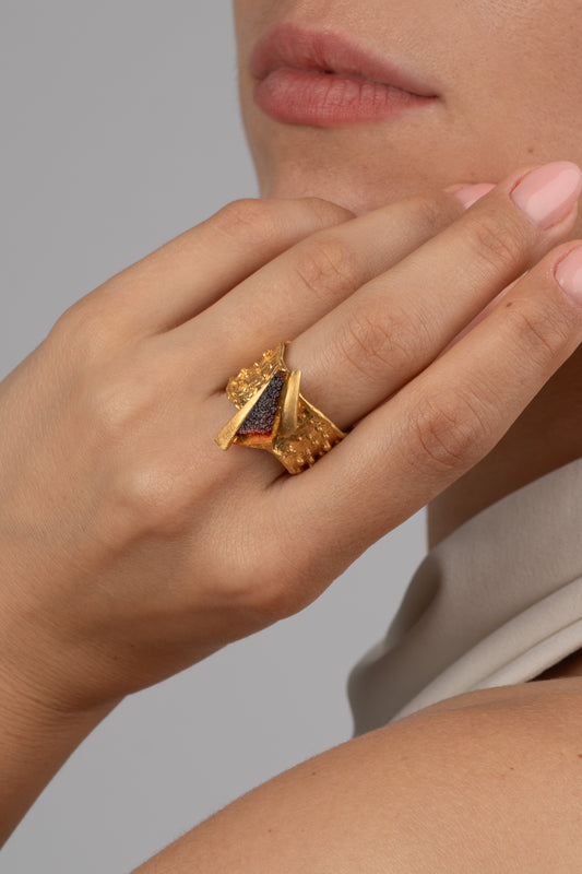 Paauksuotas gintarinis žiedas su vyšninės spalvos gintaru "Aurea Radix"