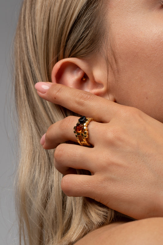 Paauksuotas gintarinis žiedas su medaus ir vyšnios spalvos gintaru "Aurum Tenebrae"