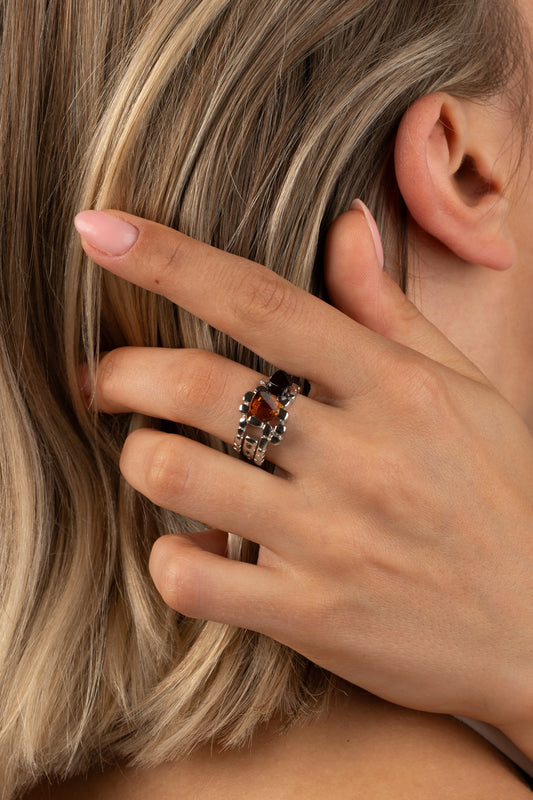 Sidabrinis gintarinis žiedas su medaus ir vyšniniu gintaru „Figura Audax“