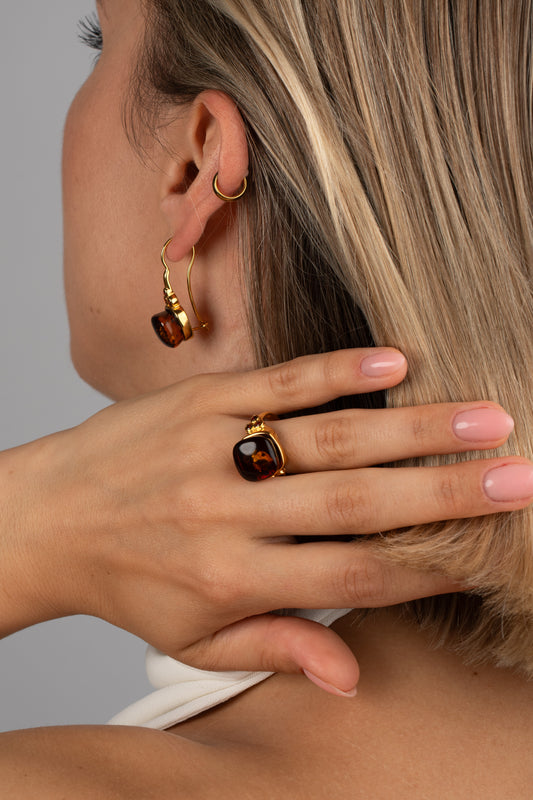 Paauksuotas gintarinis žiedas su medaus spalvos gintaru "Aurum Umbrae"