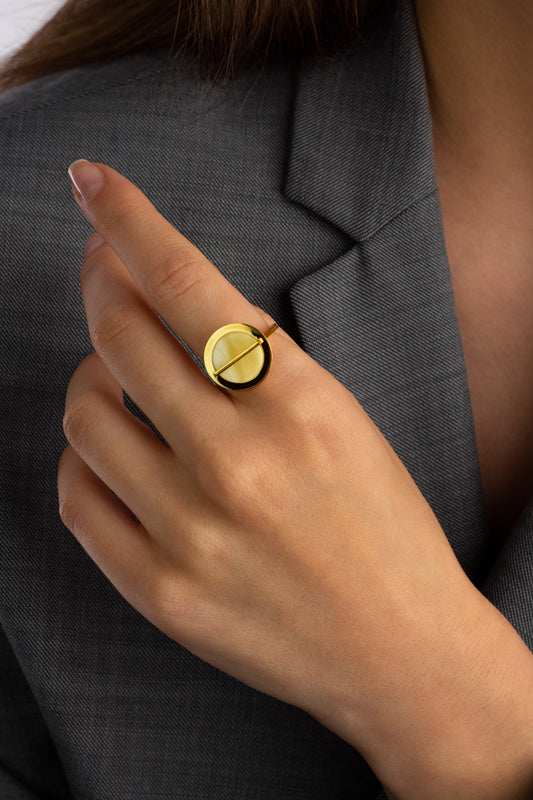 Paauksuotas pieniško gintaro žiedas „Linea Lucis“