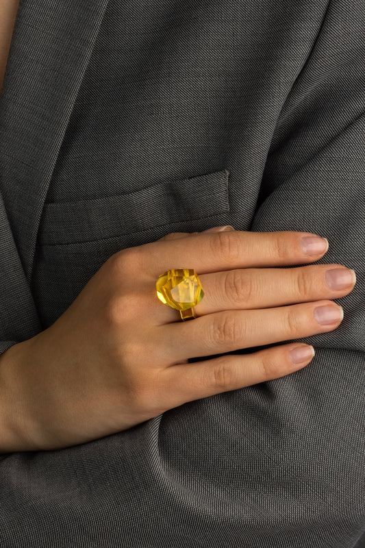 Vienetinis paauksuotas gintarinis žiedas „Solis Monumentum“