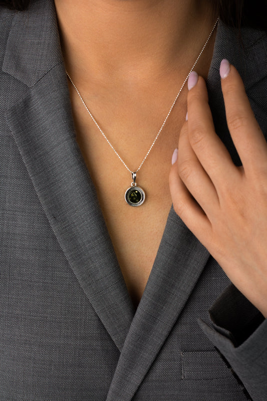 Sidabrinis gintarinis pakabukas su žaliu gintaru „Aura Silver“