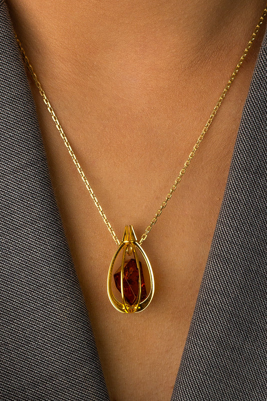 Prabangus paauksuotas gintaro pakabukas su konjako spalvos gintaru „Aetheris Spatium“