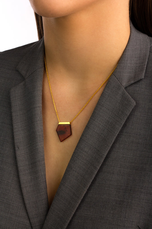 Modernus paauksuotas gintaro pakabukas su medaus spalvos gintaru „Lapis Ignis“