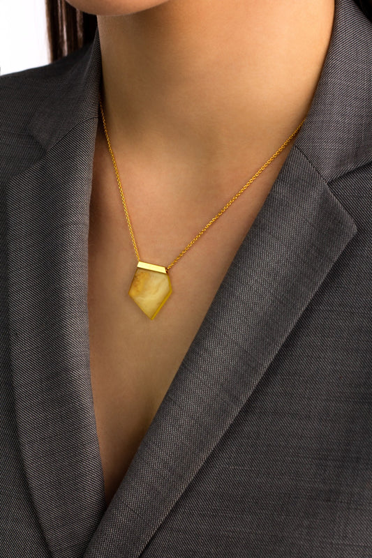 Modernus paauksuotas gintaro pakabukas su geltonu gintaru „Lapis Radiant“