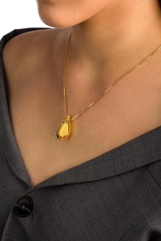 Modernus paauksuotas gintaro pakabukas su geltonu gintaru „Aetheris Solis“