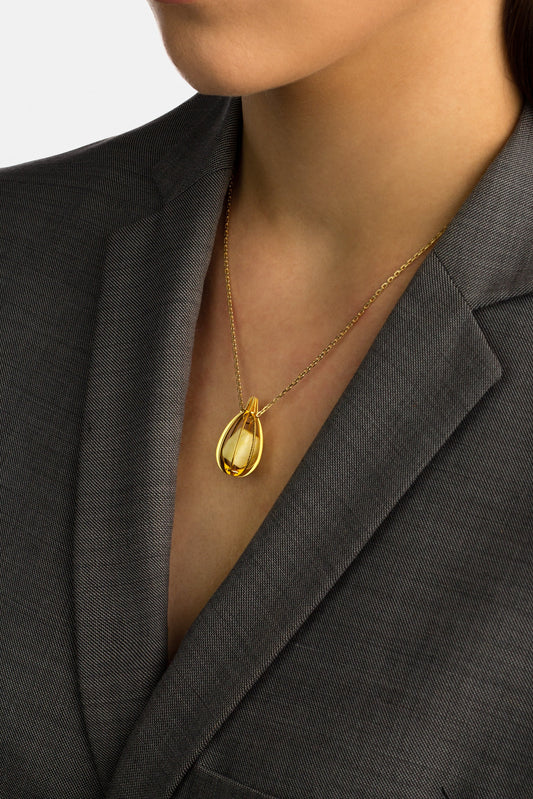 Modernus paauksuotas gintaro pakabukas su pieniniu gintaru „Aetheris Lux“