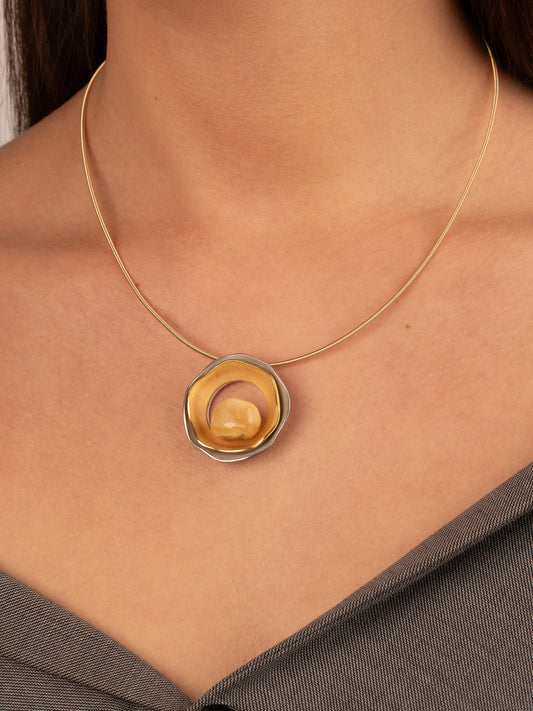 Vienetinis kaklo papuošalas su pieninės spalvos gintaru „Aurum Fluidum Collum“