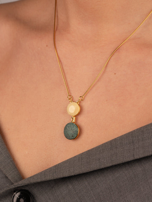 Unikalus kaklo papuošalas su pieninės spalvos gintaru „Terra Aurum Charm“