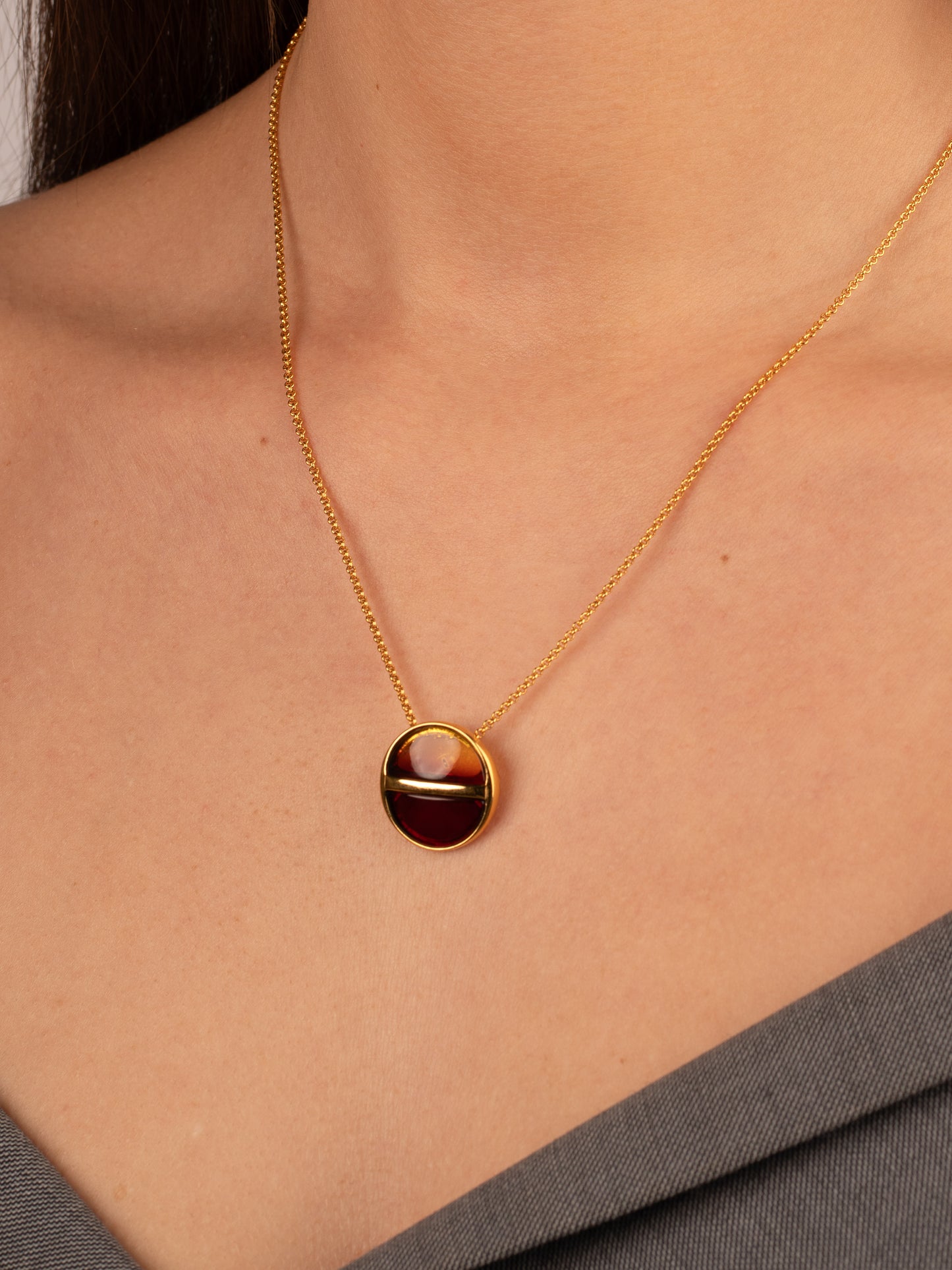 Luxurious Gold-Plated Pendant with Honey and Cherry-Colored Amber "Horizon Solis Serenitas"