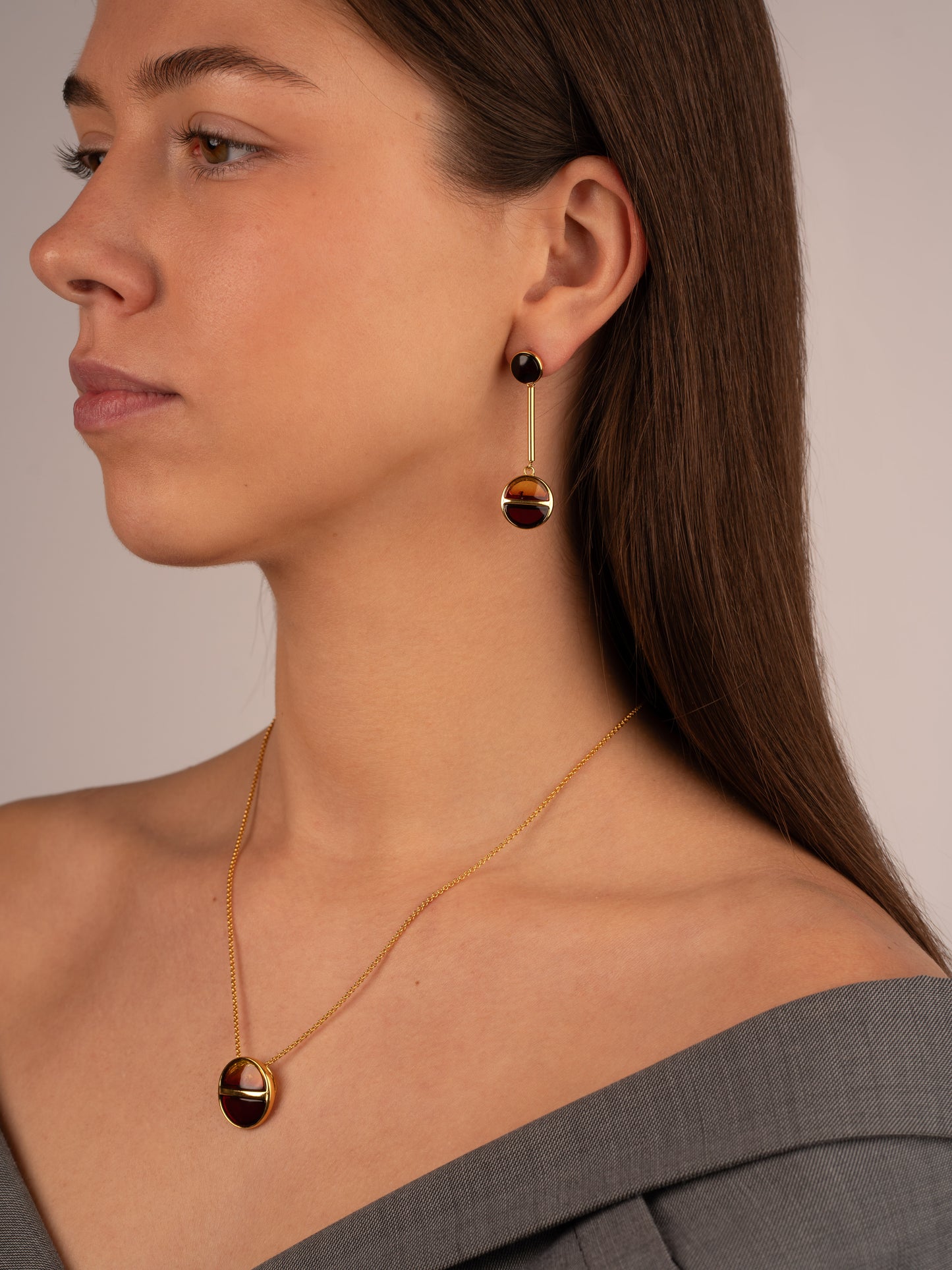 Luxurious Gold-Plated Pendant with Honey and Cherry-Colored Amber "Horizon Solis Serenitas"