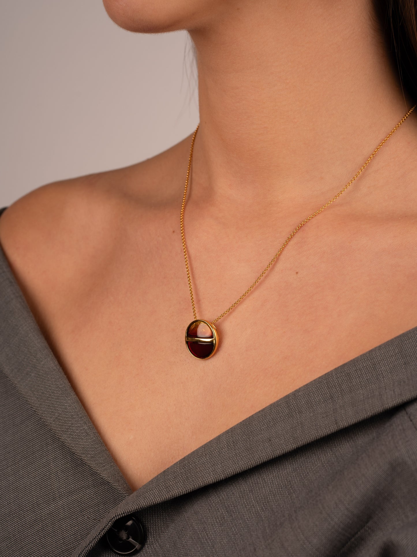 Luxurious Gold-Plated Pendant with Honey and Cherry-Colored Amber "Horizon Solis Serenitas"