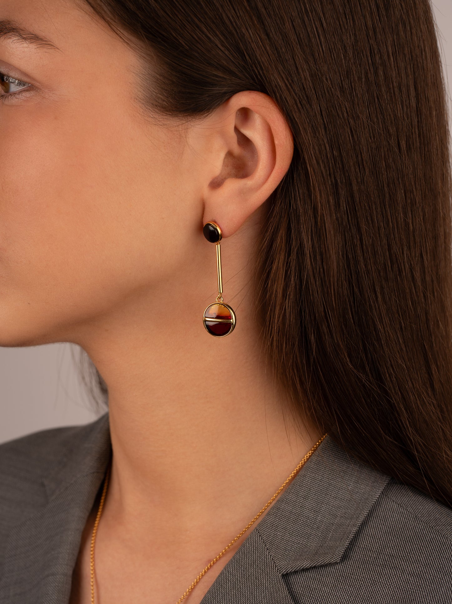 Luxurious Gold-Plated Pendant with Honey and Cherry-Colored Amber "Horizon Solis Serenitas"