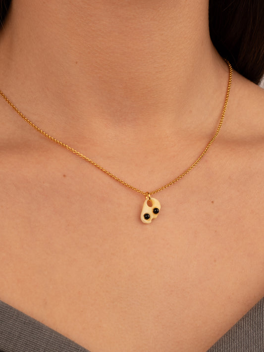 Minimalistinis paauksuotas gintaro pakabukas su pieninės spalvos gintaru „Obsidian Duo“