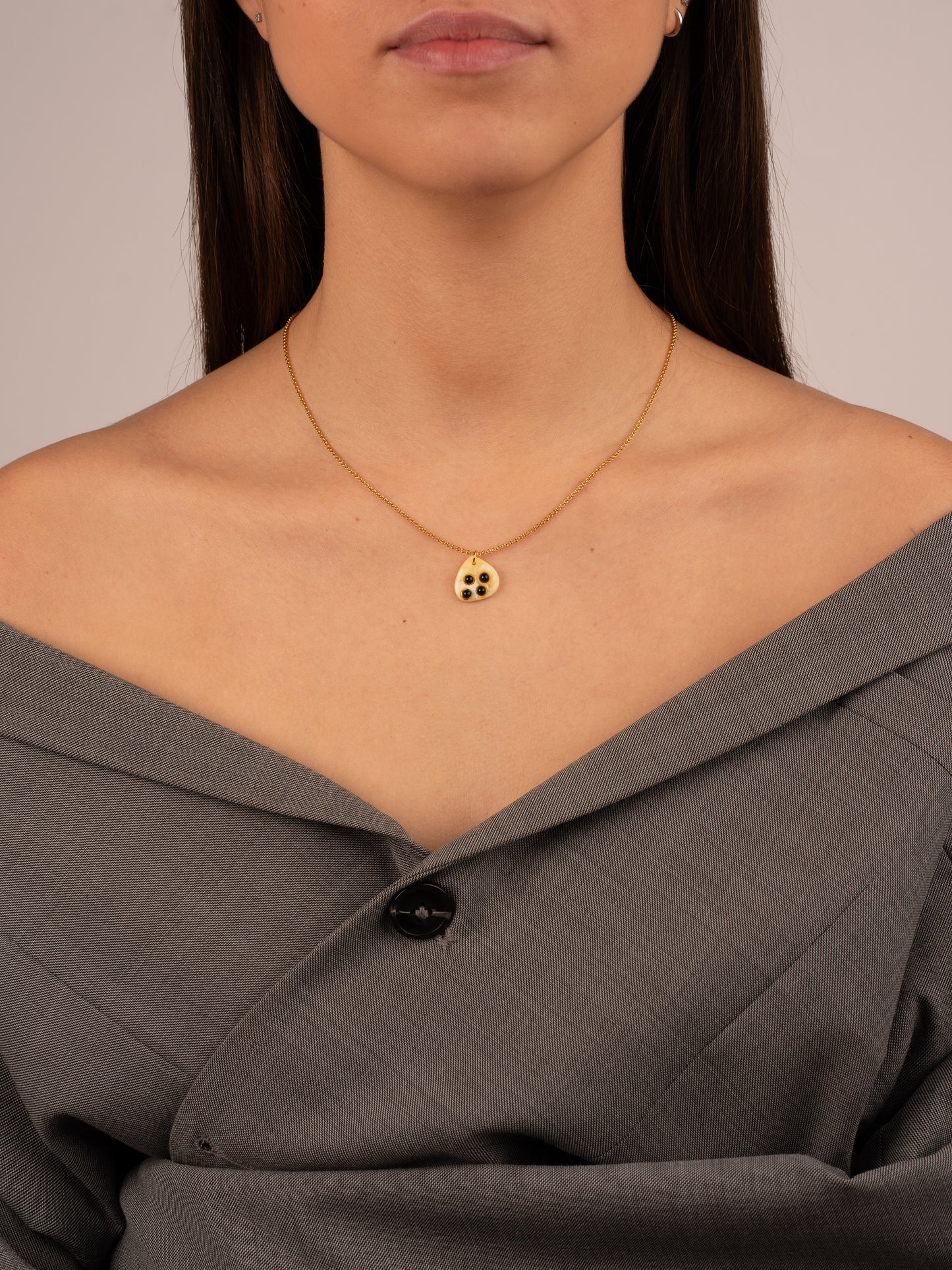 Minimalistinis gintarinis pakabukas su pieninės spalvos gintaru „Obsidian Harmony“