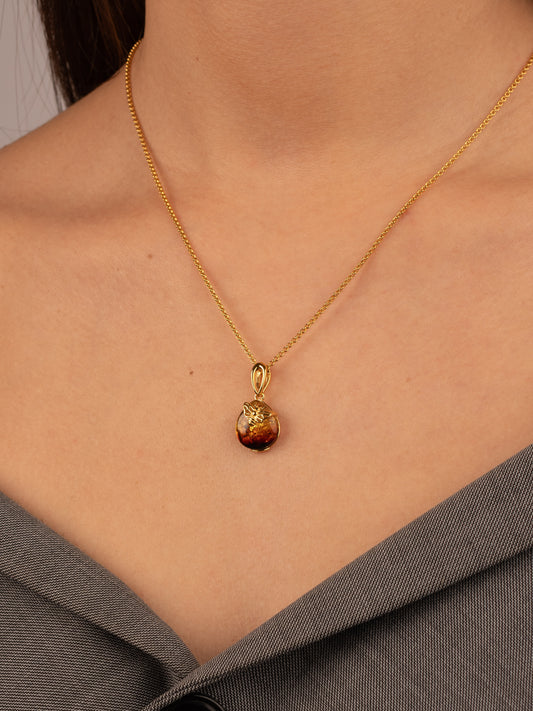 Paauksuotas gintarinis pakabukas su medaus spalvos gintaru „Apis Aurea“