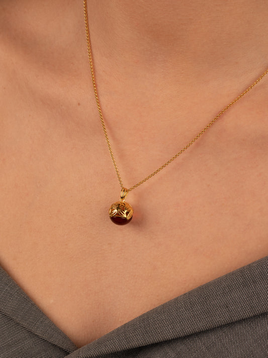 Paauksuotas gintaro pakabukas su vyšniniu gintaru „Sphaera Noctis“