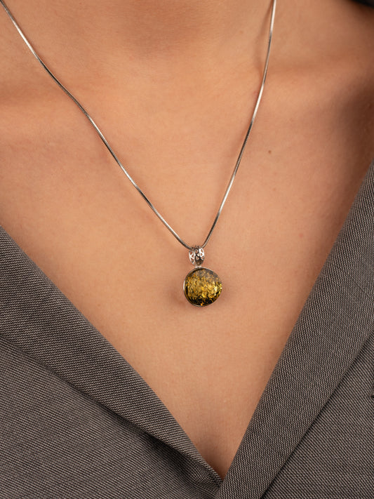 Sidabrinis gintaro pakabukas su žaliu gintaru „Emeraldus Lux“