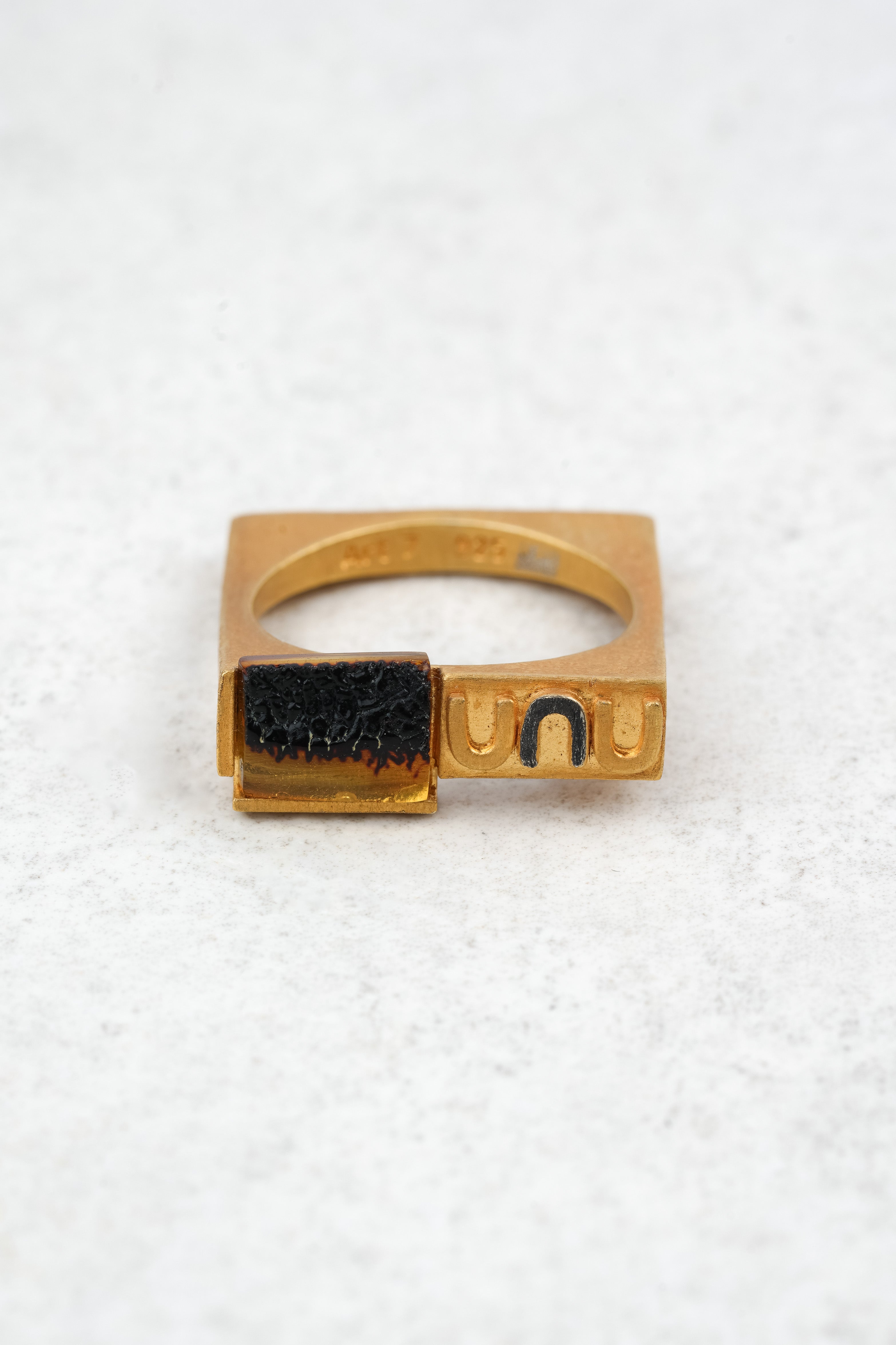 Gold-Plated Ring with Heat-Treated Honey Amber "Fragmenta Imperii – Unum"
