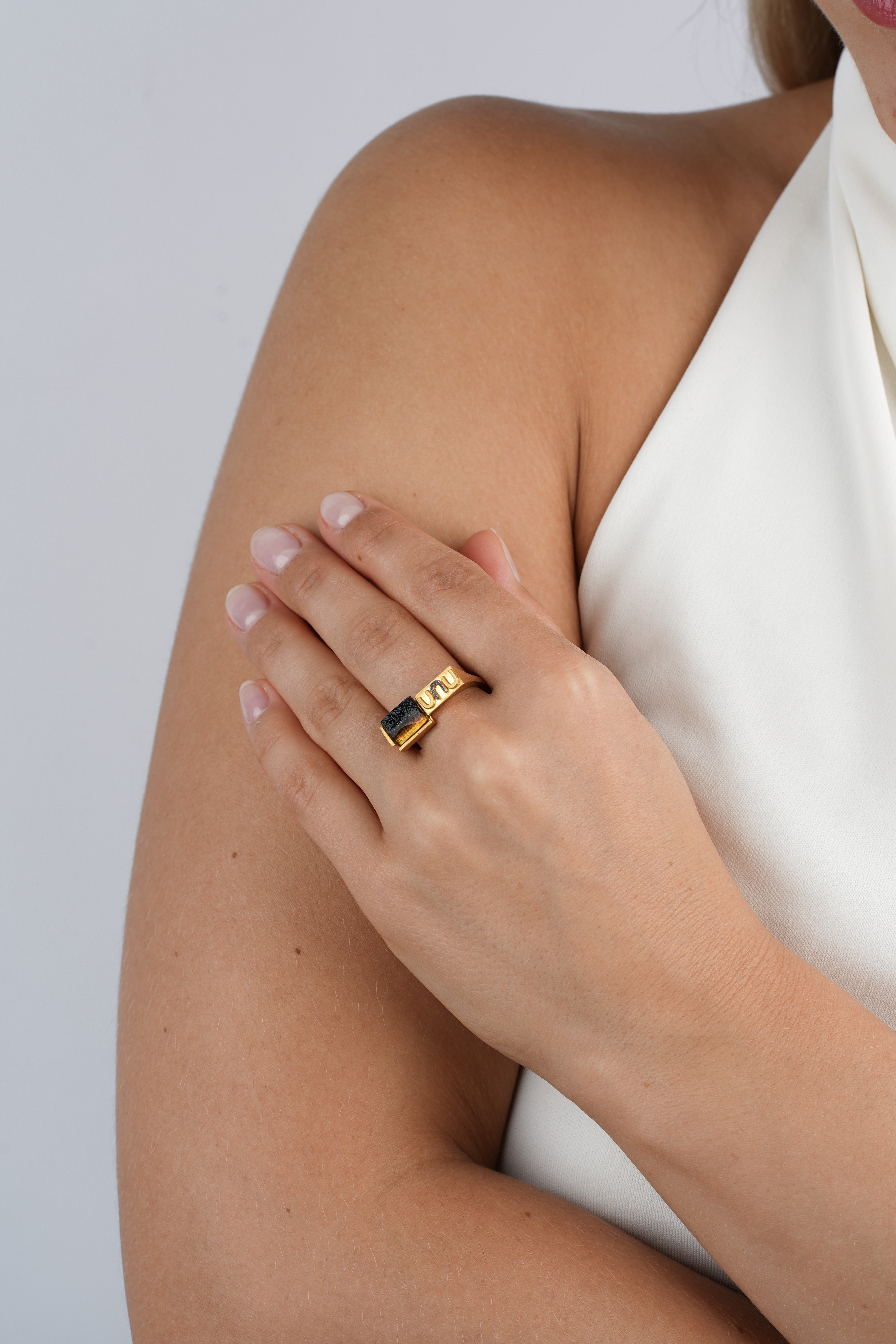Gold-Plated Ring with Heat-Treated Honey Amber "Fragmenta Imperii – Unum"