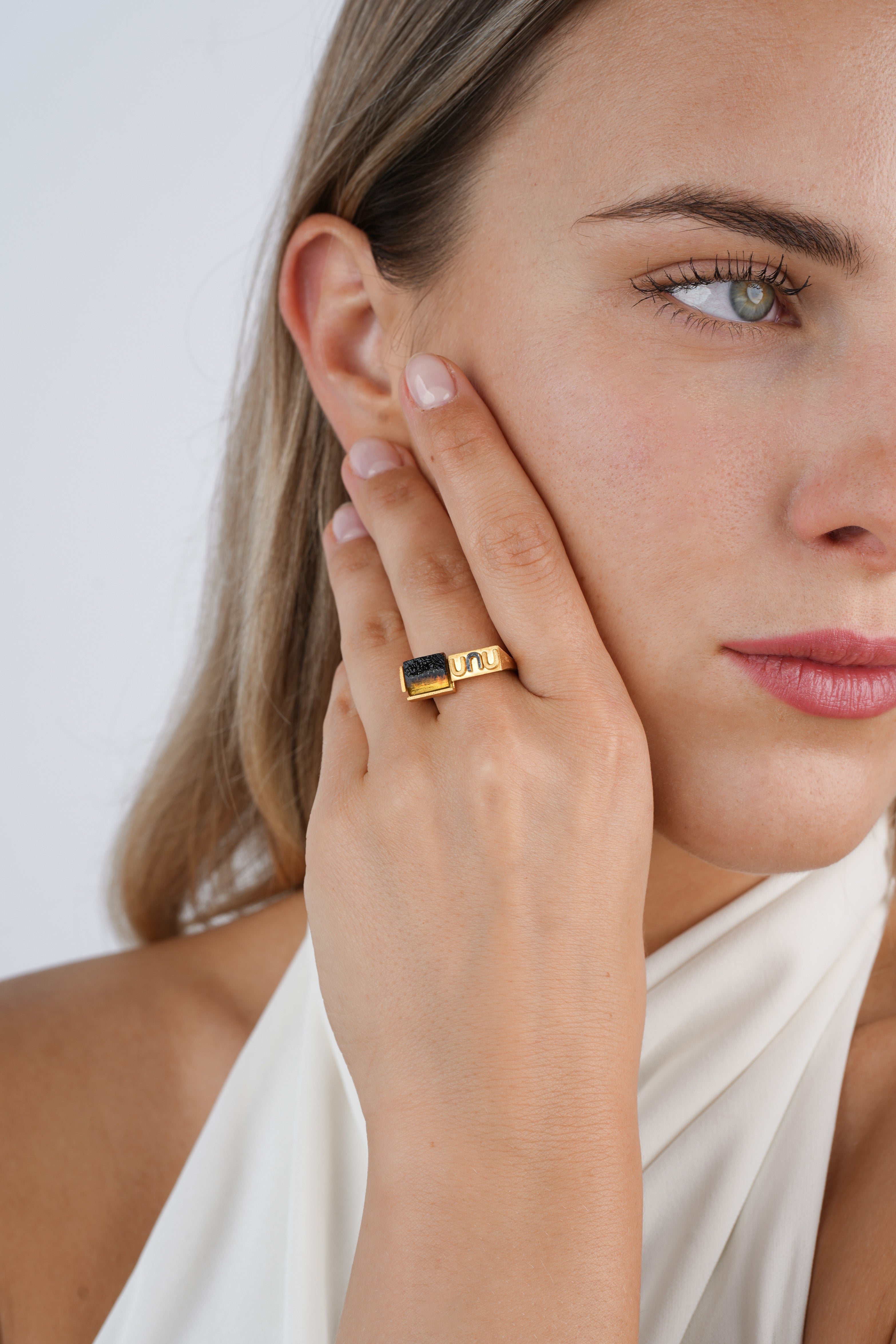 Gold-Plated Ring with Heat-Treated Honey Amber "Fragmenta Imperii – Unum"