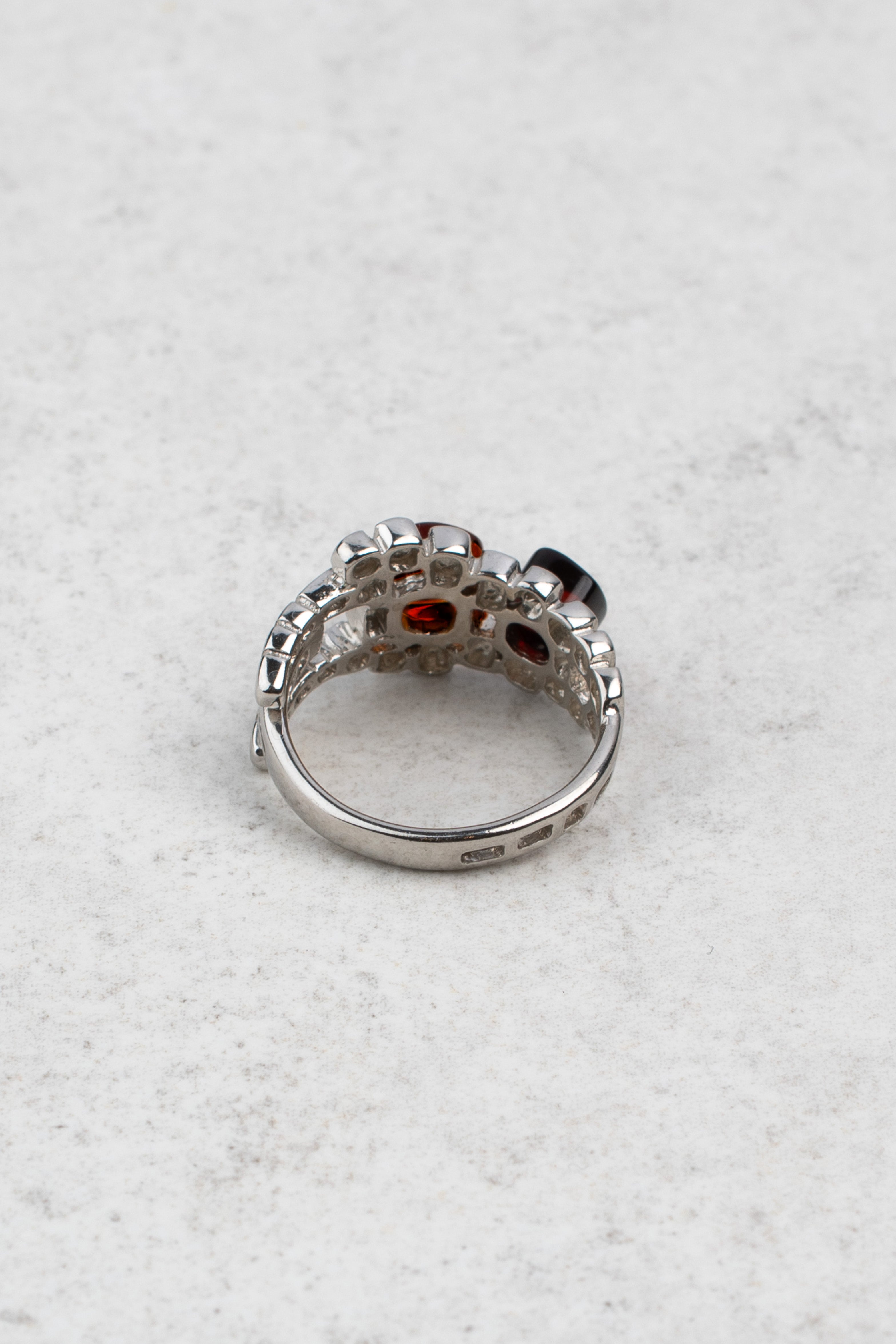 Silver Ring with Cherry-Colored Amber "Luxar Ambrosium - Fides“