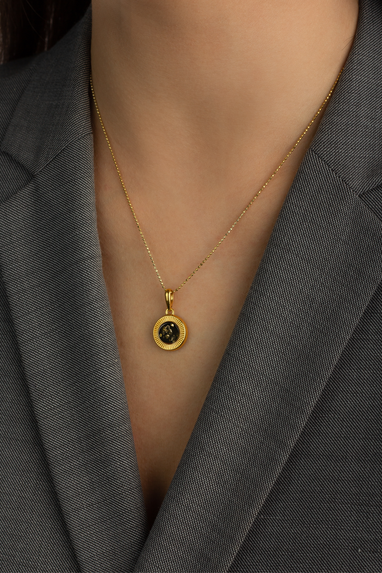 Paauksuotas gintarinis pakabukas su žaliuoju gintaru „Aurora Baltica Gold“
